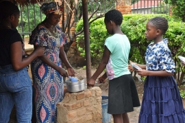 République Démocratique du Congo – 600 jeunes reçoivent des repas grâce à « Salesian Missions » et à l'ONG « Rise Against Hunger »