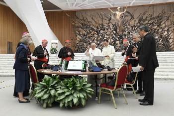 Vaticano – O Relatório de Síntese: uma Igreja que envolve todos e está próxima das feridas do mundo