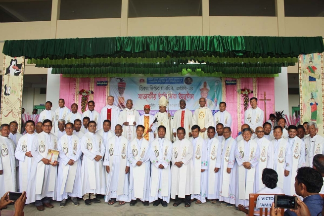Bangladesh – Más de 2500 personas en la ordenación sacerdotal del salesiano Victor Mankhin