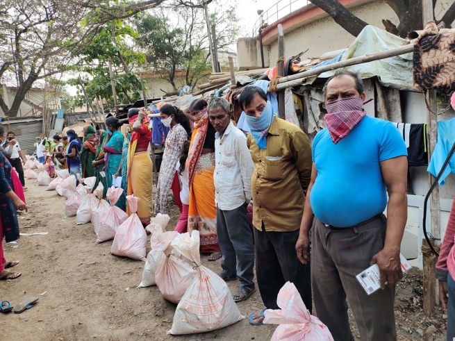 India - Los salesianos ofrecen a los migrantes alimentos, auxilios básicos y asistencia sanitaria