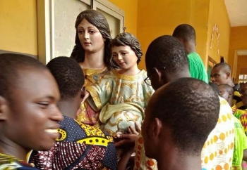 Benin – Figura Maryi Wspomożycielki dotarła do Porto Novo, jak tego chciał na koniec śp. ks. César Fernández, salezjanin