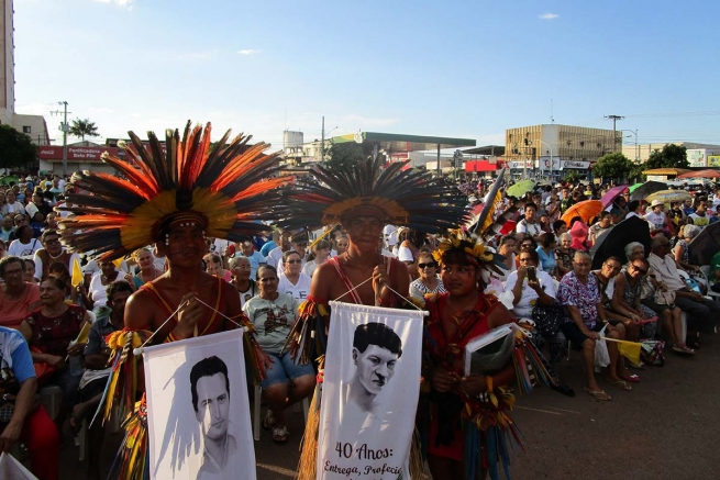 Brésil – Les Bororo de Meruri en procession en souvenir des martyrs Rodolfo Lunkeonbein et Simão