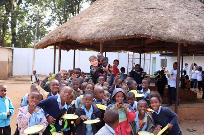 Zâmbia - "Share the Light" (Partilha a luz), ou jovens que ajudam outros jovens