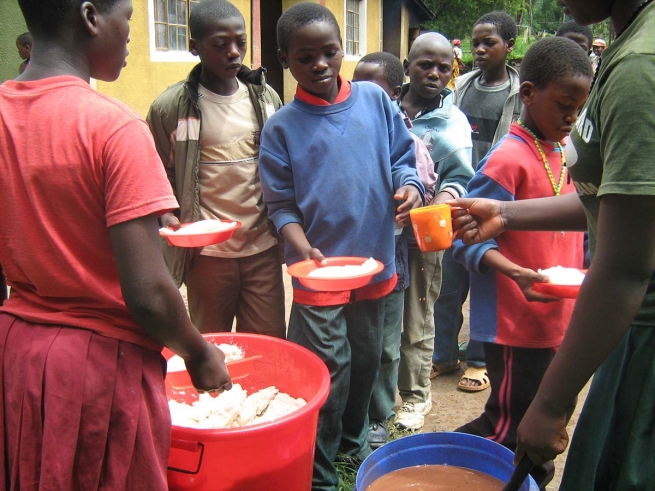 Tanzanie – « Quand les orphelins rencontrent un père » : l’histoire de Leah