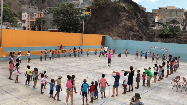 Cabo Verde - "Fundação Salesianos" brings university students and young workers on a mission