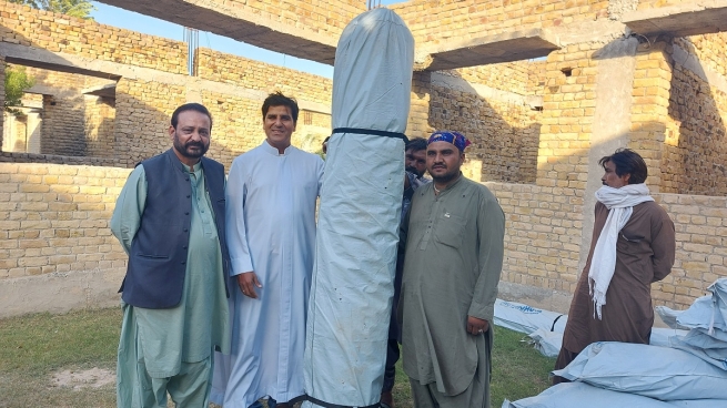 Pakistan – I Salesiani di Quetta distribuiscono aiuti umanitari ai rifugiati afgani in città