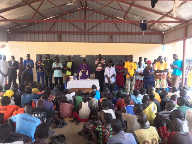 Soudan du Sud - Les jeunes de « Don Bosco Mission Tonj » et « Don Bosco Gumbo » apportent de la joie aux prisonniers et aux orphelins