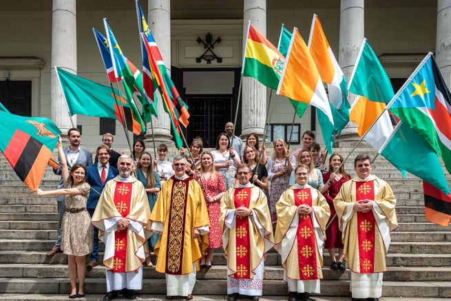 Polonia - Integrantes del "Voluntariado Internacional Don Bosco" reciben cruces misioneras