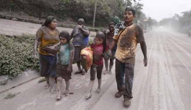 Guatemala – O vulcão ‘Fuego’ causa mortos e feridos. Paróquia salesiana ajuda os flagelados