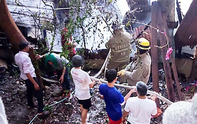 Filippine – I Salesiani di Parañaque City aiutano a spegnere un incendio e accolgono gli sfollati