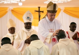 Repubblica Democratica del Congo – Il Cardinale Ángel Fernández Artime ordina 12 salesiani come diaconi
