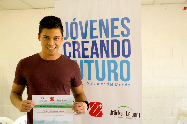 El Salvador - Transforming the lives of hundreds of young people: young people creating a future