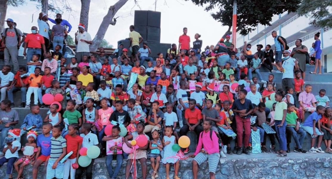Haití - La Navidad en la obra salesiana de Pétion-Ville lleva comida y regalos a los niños pobres