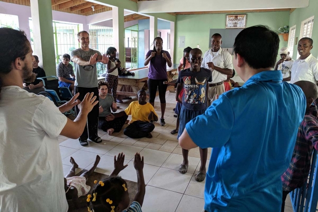 Haiti – Alunos do Instituto “Don Bosco Prep” de Ramsey, USA, dão assistência aos Missionários dos Pobres