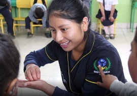 Ecuador – Felisa, la joven campesina indígena que vive a tres horas de la universidad en Ecuador y sueña con ser enfermera