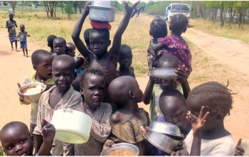 Sudão do Sul – "Don Bosco Gumbo", onde os deslocados recebem algo para comer graças à solidariedade salesiana