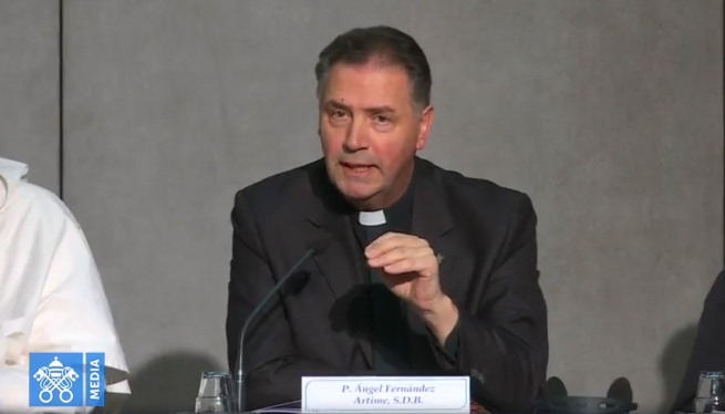 Vatican - Synod, Fr Á.F. Artime: "Being a real father or mother for children, one of the great services we must continue to give"