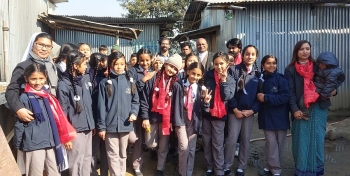 Nepal – Alunos da escola salesiana visitam o assentamento para refugiados de Rohingya, em Katmandu, levando presentes e roupas