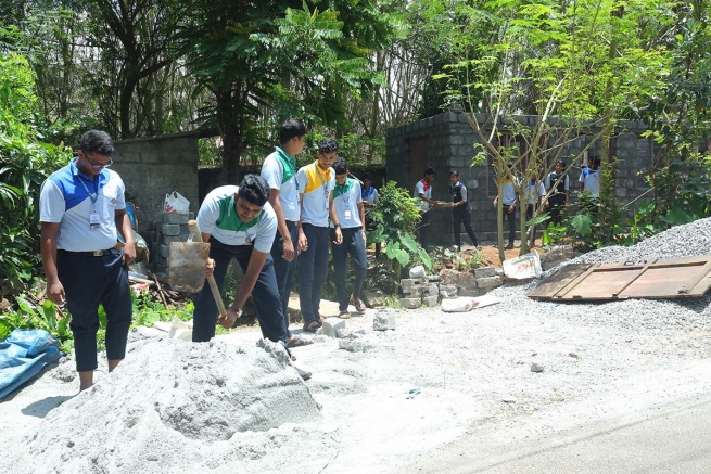 Inde – Reconstruire le Kerala brique après brique : élèves et personnel d’une école salésienne se mettent à l’œuvre