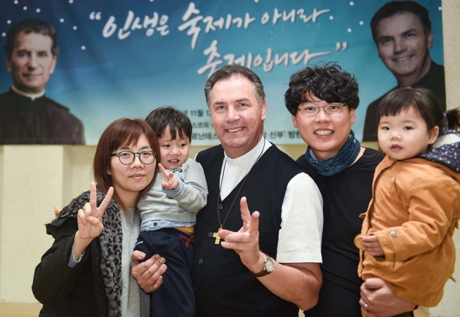 Coreia do Sul - Um dia de família para o Reitor-Mor, com todos os salesianos