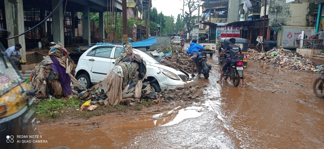 India – Salesiani e giovani aiutano le vittime delle inondazioni