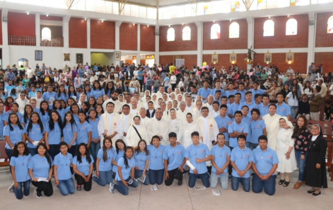 Equador – Viver para servir é a promessa dos voluntários: “Voluntários, somos vida e esperança”