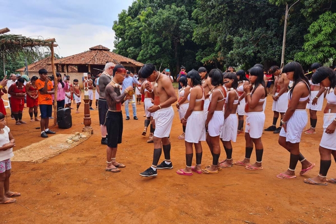 Brazil – 100 Xavante youth and adults baptized, receive First Communion at Salesian Mission in Sangradouro