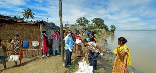 India - Pupils and parents of Don Bosco school feed the poor