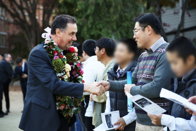 Corea del Sur - Entrevista a los Medios de Comunicación Social y visita al "Valdocco coreano" en el primer día de la visita del Rector Mayor