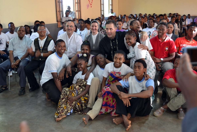 Madagascar – Familia Salesiana y jóvenes abrazados por el Rector Mayor