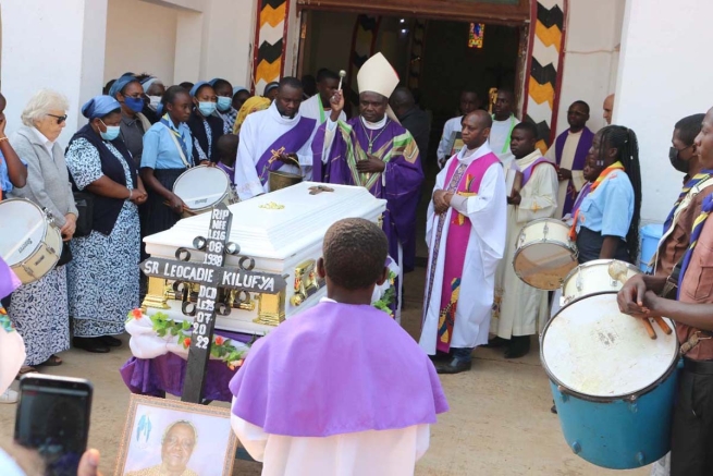 D.R. Congo - Funeral of first Congolese FMA: Sr. Léocadie Kilufyala