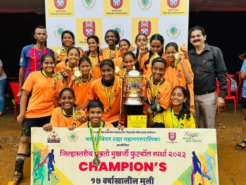 Índia - Gauri Gurav, da Escola secundária Dom Bosco, de Naigaon, foi selecionada para participar do campeonato de futebol feminino Sub-16 da SAFF