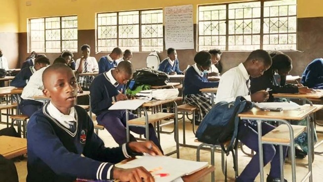 Zambia – Salesian secondary school in Zatti community builds 4 new classrooms thanks to donor funding from Salesian Missions