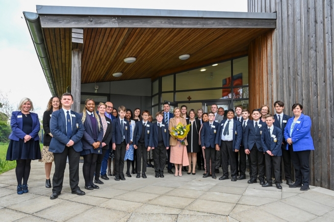 Gran Bretaña - La Duquesa de Edimburgo visita el "Cullum Centre" de la escuela Salesiana de Chertsey