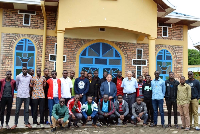 Rwanda – Fr Alfred Maravilla leads the retreat for the postnovices from the Africa Great Lakes Vice-Province