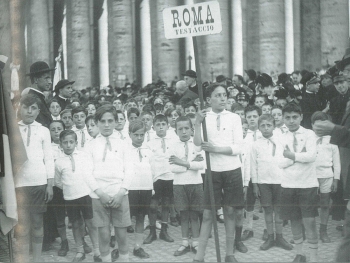 Italie - Jeunes de l'oratoire salésien du 'Testaccio', sur la place St Pierre