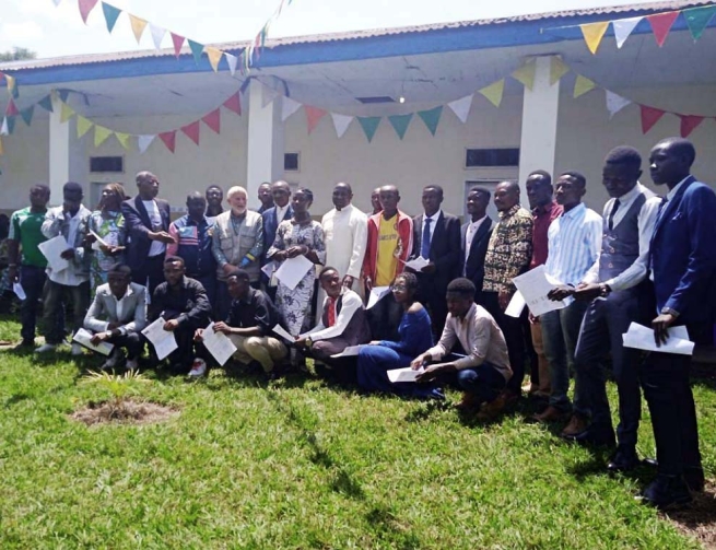 RD Congo – 116 ragazzi e ragazze di strada si diplomano alla scuola salesiana di Bukavu