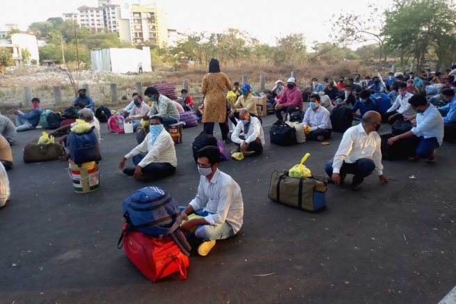 Índia – Os Salesianos dão a migrantes internos a única comida que eles terão durante suas longas viagens