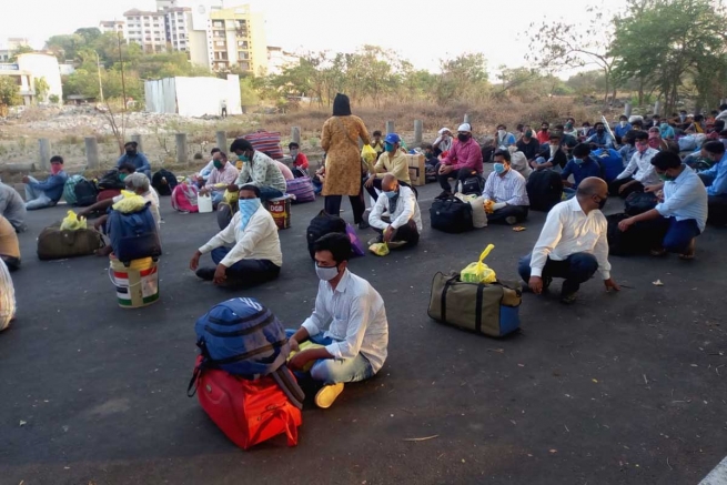 India – Los Salesianos entregan la única comida para sus largos viajes: “Puedes sentir su profunda gratitud por un poco de comida y agua”