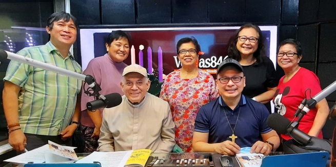 Filipinas - O programa de rádio "Bisperas Sa Veritas" completa 16 anos