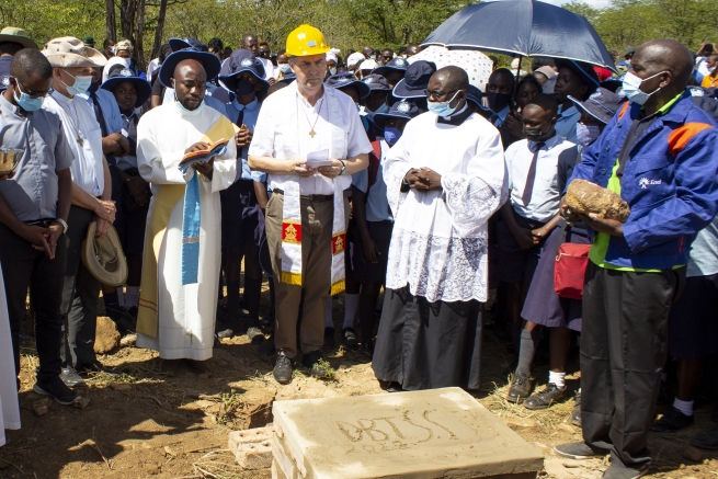 Zimbabwe – Bénédiction de la première pierre de l'école à Hwange par le Père Ángel