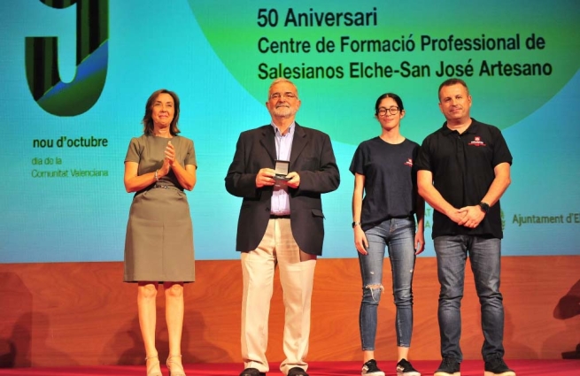 Espanha – O Município de Elche entrega medalha da cidade em reconhecimento ao trabalho realizado pelos salesianos aos jovens