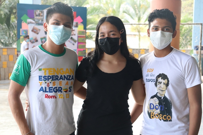 Honduras - Jóvenes y adultos participan en un programa de Voluntariado Juvenil