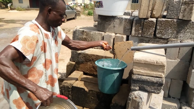 Nigéria – Un nouveau puits pour une communauté dans le besoin : il fournit de l’eau potable et prévient les maladies