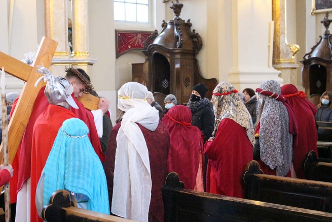 Polonia – La Via Crucis di bambini e giovani dell’oratorio “San Domenico Savio”