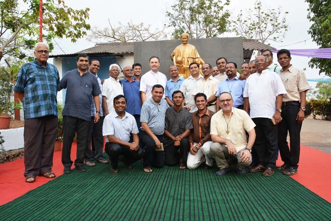 India – Il Rettor Maggiore benedice la statua di Don Bosco nella casa ispettoriale