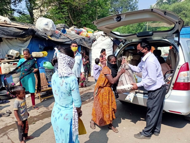 India - Los salesianos de Mumbai siguen con la labor de ayudar a las familias migrantes