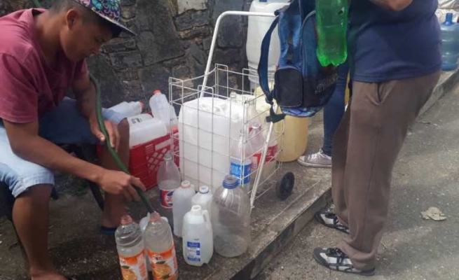 Venezuela – Salesianos habilitan tomas de agua para calmar sed de miles de tequeños