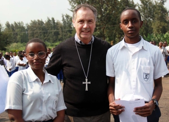 Rwanda – Kardynał Ángel Fernández Artime, dziesiąty następca Księdza Bosko, w Afryce z okazji Wizyty d’Insieme