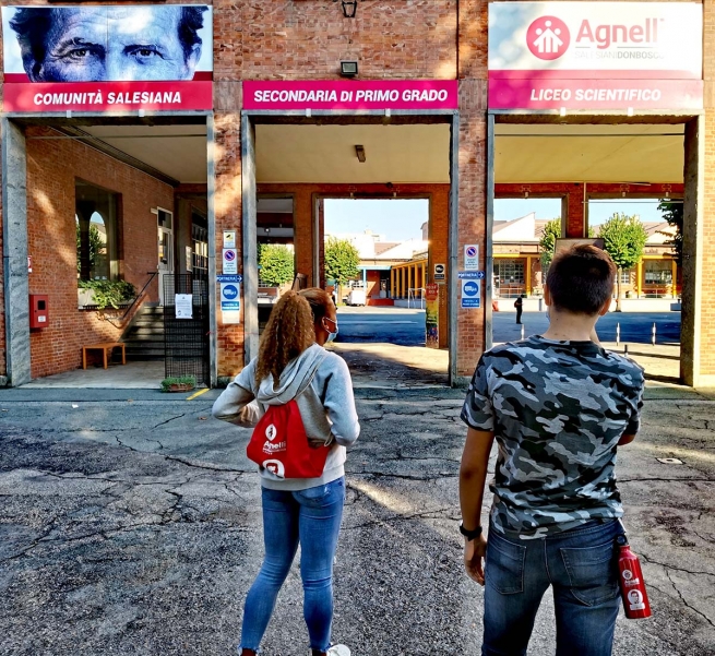 Italia – Parte l’anno scolastico 2020-21 all’Istituto Agnelli di Torino: 1.300 sacche di responsabilità verso gli altri e 1.300 borracce per la tutela dell’ambiente